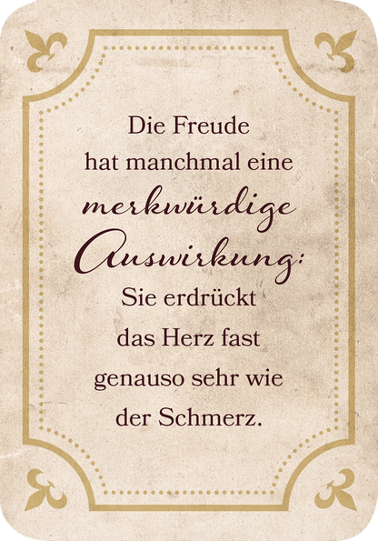 Gezeigt wird eine Innen- oder Zusatzansicht von „Kleine Literaturapotheke“. Der Hintergrund in sanftem Beige wird von eleganten goldenen und braunen Ornamenten geschmückt. Im Zentrum steht der.Text „Die Freude hat manchmal eine merkwürdige Auswirkung: Sie erdrückt das Herz fast genauso sehr wie der Schmerz.“ in einer klaren, geschwungenen Schriftart, die eine harmonische Verbindung von Ernsthaftigkeit und Poesie vermittelt.