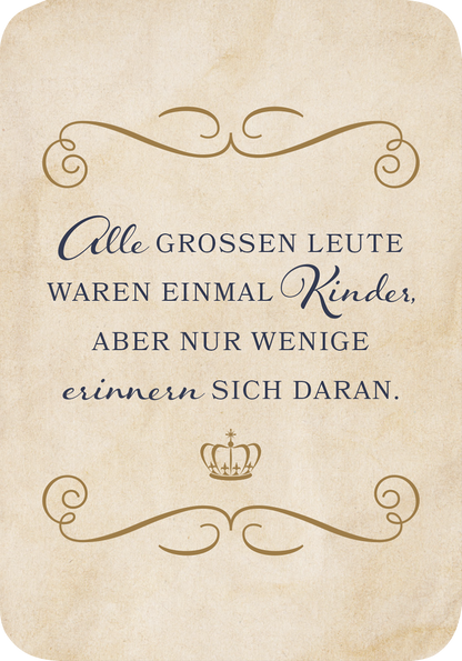 Gezeigt wird eine Innen- oder Zusatzansicht von „Kleine Literaturapotheke“. Der Hintergrund ist in einem sanften, cremefarbenen Ton gehalten, der einen nostalgischen Eindruck vermittelt. In eleganter, blauer Schrift steht das Zitat: „Alle grossen Leute waren einmal Kinder, aber nur wenige erinnern sich daran.“ Das Zitat wird durch geschwungene, goldene Verzierungen eingerahmt, die dem Design eine klassische Note verleihen.