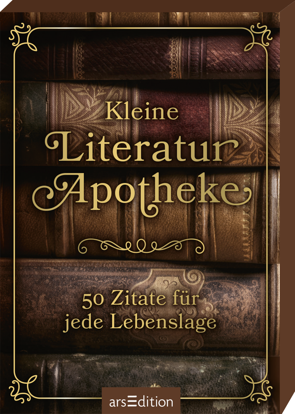 Dunkelbrauner Hintergrund mit einem stilvollen Buchrücken-Motiv, das antike Buchbinderarbeiten zeigt. Oben steht in eleganter, goldener Schrift „Kleine Literatur Apotheke“. Darunter ist der Untertitel „50 Zitate für jede Lebenslage“ in schlichterer Schrift. Verzierungen in edlem Gold rahmen den Titel harmonisch ein und verleihen der Gestaltung einen klassischen, nostalgischen Charme. Ganz unten mittig steht der Logoschriftzug von arsEdition.
