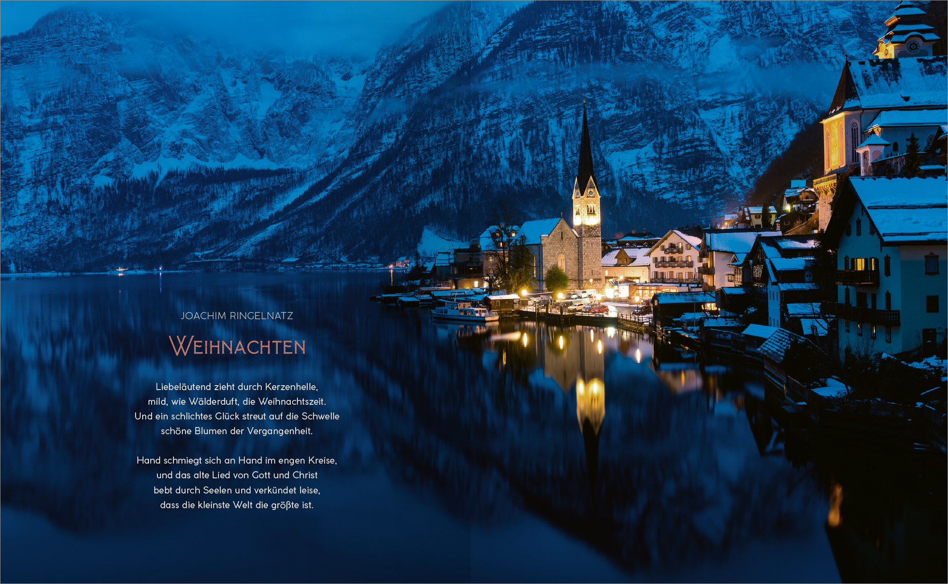 Gezeigt wird eine Innenansicht von „Weihnachten“. Die Seite zeigt eine stimmungsvolle Winterlandschaft mit einem tiefblauen Himmel und majestätischen Bergen im Hintergrund. Im Vordergrund spiegelt sich ein friedlicher See in der Nacht. Eine malerische Kirche mit spitzem Turm und mehrere Häuser sind beleuchtet und schaffen eine festliche Atmosphäre. Der Titel „WEIHNACHTEN“ ist in eleganter, leichter Schrift in Weiß gehalten, unterstrichen von einem einladenden Text, der die Vorfreude...