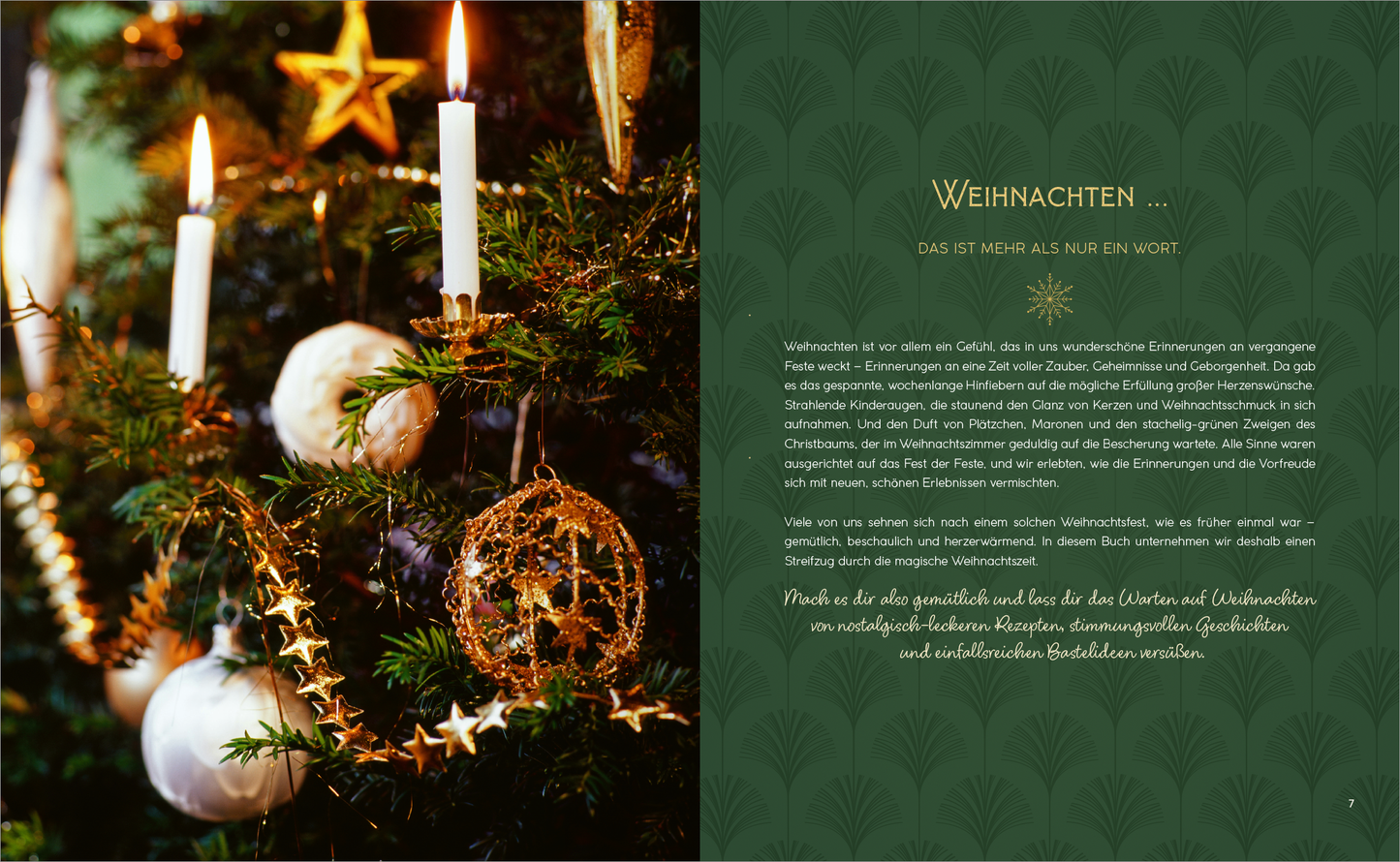 Gezeigt wird eine Innenansicht von „Weihnachten“. Die Seite ist in einem tiefen Grün gehalten und wird von goldenen Akzenten dominiert. Links ist eine festlich geschmückte Weihnachtsbaumansicht mit Kerzen, goldenen und weißen Ornamenten sowie glitzernden Sternen zu sehen. Rechts finden sich elegant gestaltete Texte in einer feinen, geschwungenen Schrift. Der Titel „WEIHNACHTEN“ ist prominent platziert, gefolgt von einem kurzen Einführungstext über die Bedeutung des Festes.