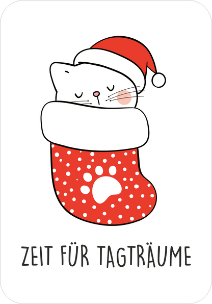 Gezeigt wird eine Innen- oder Zusatzansicht von „Frohe Mieznachten!“. Auf der Illustration ist eine schlafende Katze in einem roten Weihnachtsstrumpf mit weißen Punkten zu sehen. Die Katze trägt einen roten Weihnachtsmannhut und hat rosafarbene Wangen. Unter der Figur steht in einer klaren, geschwungenen Schrift „ZEIT FÜR TAGTRÄUME“ in Schwarz. Der Hintergrund ist schlicht und hell, was die zentralen Elemente gut zur Geltung bringt.