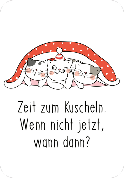 Gezeigt wird eine Innen- oder Zusatzansicht von „Frohe Mieznachten!“. Die Illustration zeigt drei niedliche Katzen, die unter einer roten Decke mit weißen Punkten kuscheln. Sie tragen einen festlichen Kopfputz und haben lächelnde Gesichter. Der Text „Zeit zum Kuscheln. Wenn nicht jetzt, wann dann?“ ist in einer dicken, schwarzen Schrift zentral platziert und vermittelt eine gemütliche, einladende Atmosphäre. Die Farben sind warm und ansprechend, passend zur Weihnachtszeit.