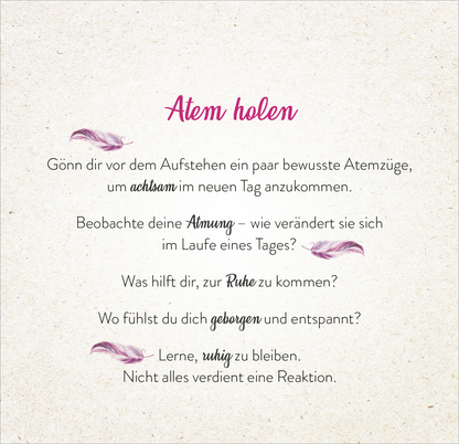 Gezeigt wird eine Innen- oder Zusatzansicht von „365 Inspirationen, achtsam zu leben“. Der Hintergrund ist in einem sanften Beigeton gehalten, während der Titel „Atem holen“ in einer eleganten, pinken Schriftart hervorsticht. Zarte Federillustrationen umrahmen den Text, der in einer gut lesbaren, klaren Schriftart geschrieben ist. Die Fragen und Aufforderungen laden zur Reflexion ein und fördern eine achtsame Herangehensweise an den Alltag.