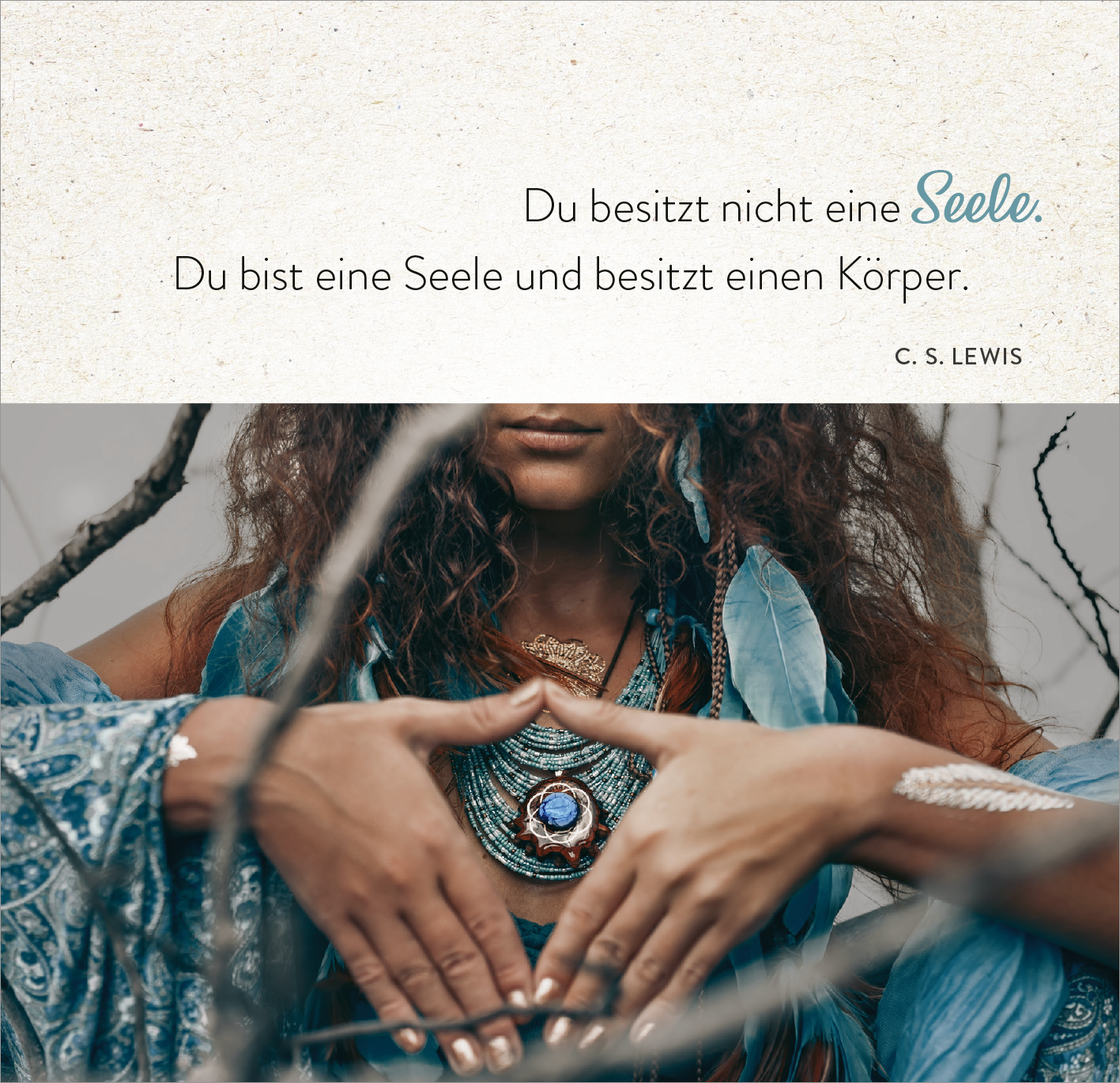 Gezeigt wird eine Innen- oder Zusatzansicht von „365 Inspirationen, achtsam zu leben“. Die Abbildung zeigt eine Frau mit fließenden, braunen Haaren, die ein Gefühl von Ruhe und Achtsamkeit vermittelt. Sie trägt mehrere bunte Halsketten und formt mit ihren Händen ein Herzsymbol. Auf einem sanften, beigen Hintergrund steht der Text in eleganter, kalligrafischer Schrift: „Du besitzt nicht eine Seele. Du bist eine Seele und besitzt einen Körper.“ Die Typografie ist klar und harmonisch,...