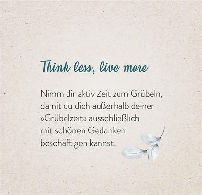 Gezeigt wird eine Innen- oder Zusatzansicht von „365 Inspirationen, achtsam zu leben“. Der Hintergrund ist in einem sanften Beige-Ton gehalten, während die Schriftzüge in einer Kombination aus einer eleganten blauen Kursivschrift und einer klaren, serifenlosen Schrift gestaltet sind. Der Text liefert eine inspirierende Botschaft, gefolgt von der Aufforderung zur Achtsamkeit. Eine zarte Illustration eines Blattes ergänzt das visuelle Konzept und vermittelt eine ruhige, harmonische...