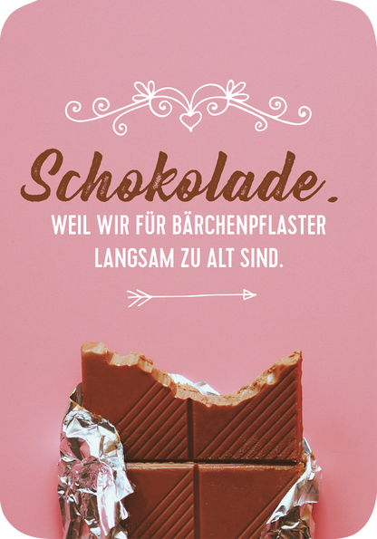 Gezeigt wird eine Innen- oder Zusatzansicht von „Ach, wie gut, dass niemand weiß, auf wen und was ich alles sch***!“. Der Hintergrund ist in einem sanften Rosa gehalten, während der Schriftzug „Schokolade.“ in brauner, verspielter Schrift prangt. Darunter steht in klarer, weißer Schrift: „WEIL WIR FÜR BÄRCHENPLASTER LANGSAM ZU ALT SIND.“ Im Vordergrund liegt eine angebissene Schokoladentafel, teilweise umwickelt mit silbernem Papier.