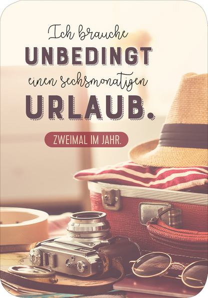 Gezeigt wird eine Innen- oder Zusatzansicht von „Einatmen und Ausrasten“. Die Farbpalette ist warm und einladend, dominiert von sanften Beige- und Brauntönen. Zentrale Elemente sind eine alte Kamera, eine Reisetasche und ein Hut, die ein Gefühl von Abenteuer und Entspannung vermitteln. Der Titel „Ich brauche UNBEDINGT einen sechsmonatigen URLAUB.“ ist in einer verspielten, großen Schriftart gestaltet, während der Zusatz „ZWEIMAL IM JAHR.“ in einer dezenteren Schrift...