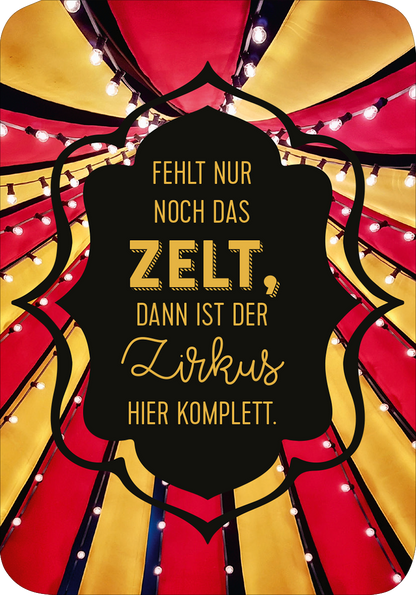 Gezeigt wird eine Innen- oder Zusatzansicht von „Einatmen und Ausrasten“. Der Hintergrund zeigt ein farbenfrohes Zeltmuster in intensivem Rot und leuchtendem Gelb. In der Mitte steht ein schwarzes, geschwungenes Schild mit dem Text „Fehlt nur noch das Zelt, dann ist der Zirkus hier komplett“ in einer Kombination aus kräftiger und verspielter Schriftart. Die Laternenlichter sorgen für eine festliche Atmosphäre und heben die Farben hervor.