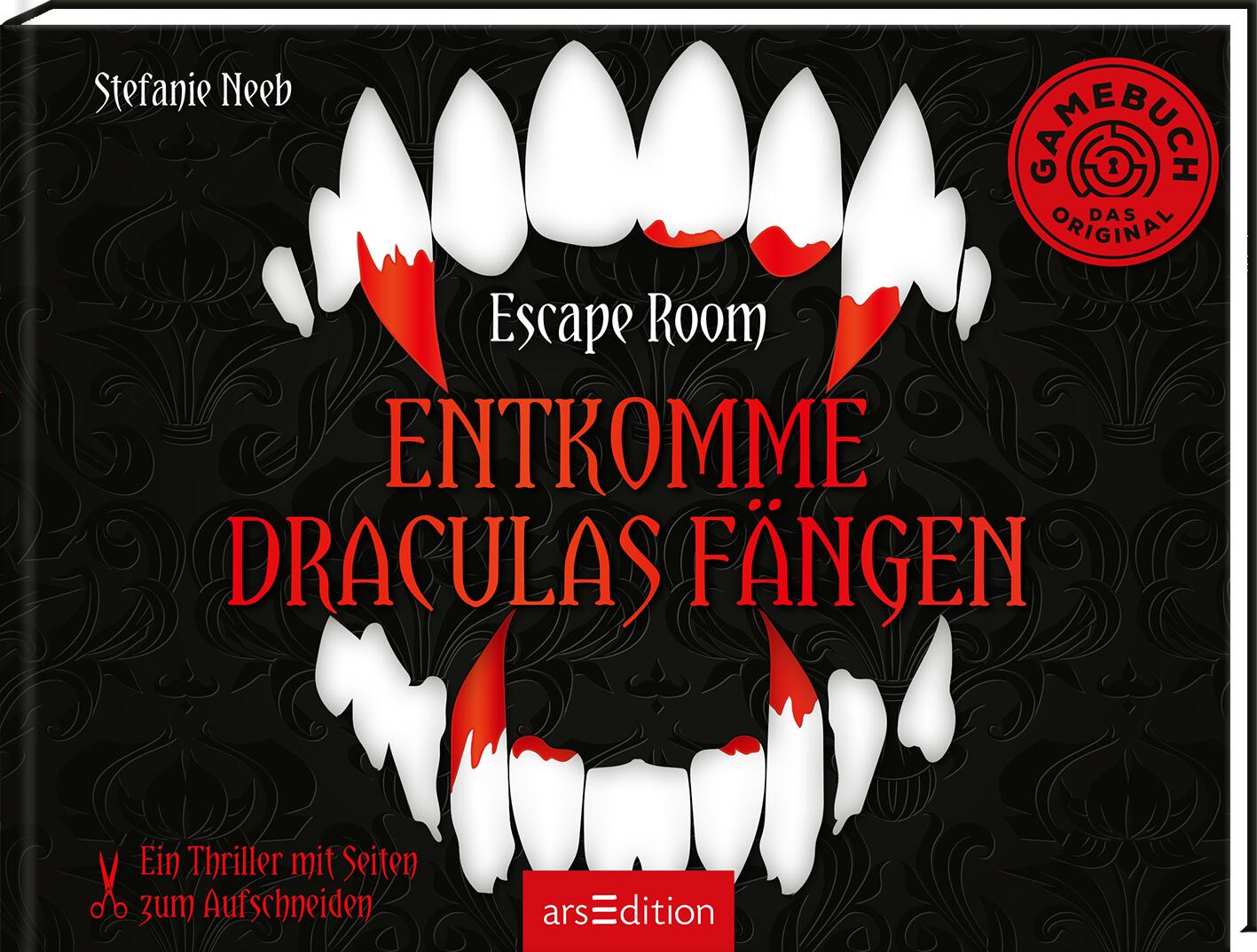 Buchcover des Escape-Room-Thrillers‚ Entkomme Draculas Fängen‘ von Stefanie Neeb. Im Zentrum befinden sich große, spitze Vampirzähne mit roten Blutflecken auf schwarzem, ornamentierten Hintergrund. Der Titel ist in auffälliger roter Schrift gestaltet. Oben rechts ein rotes Siegel mit der Aufschrift ‚Gamebuch – Das Original‘. Unten links der Hinweis ‚Ein Thriller mit Seiten zum Aufschneiden‘, unten mittig das Logo des Verlags arsEdition.