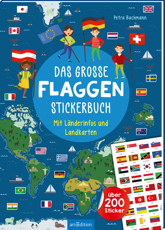 Buntes Kinderbuchcover vor blauem Meereshintergrund mit stilisierter Weltkarte. Zentral großer blauer Kreis mit weißer Schrift „Das grosse Flaggen Stickerbuch“ und gelbem Untertitel „Mit Länderinfos und Landkarten“. Drei Kinder halten Flaggen, viele kleine Länderflaggen umgeben die Karte. Unten rechts roter Kreis mit weißer Aufschrift „über 200 Sticker“ und ein aufgefächertes Stickerblatt mit Flaggen. Oben rechts Name Petra Bachmann. Ganz unten mittig steht der Logoschriftzug...