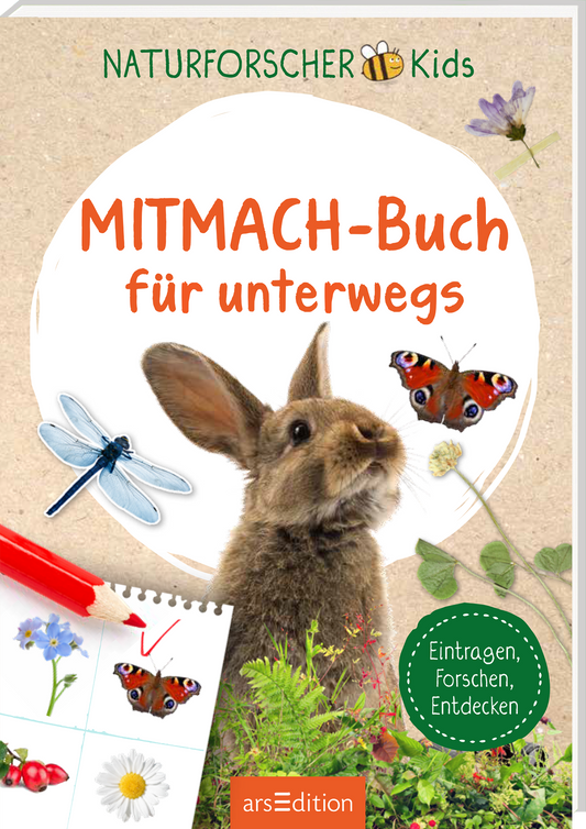 Das Cover zeigt einen niedlichen Hasen im Vordergrund, umgeben von bunten Schmetterlingen und einer libellenartigen Illustration. Der Titel „MITMACH-Buch für unterwegs“ ist in fröhlichem Orange gehalten und hebt sich von der oberen, sanften Farbpalette ab. Oben rechts prangt das Logo „NATURFORSCHER Kids“. Auf einem handgezeichneten Notizblock sind Blumen und eine rote Bleistiftzeichnung sichtbar. Ganz unten mittig steht der Logoschriftzug von arsEdition.