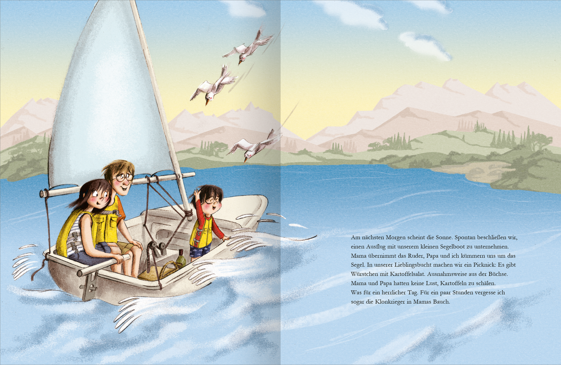 Gezeigt wird eine Innen- oder Zusatzansicht von „Klonkrieger im Bauch“. Die Illustration zeigt drei Kinder in gelben Schwimmwesten, die in einem kleinen Segelboot auf einem blauen Wasser fahren. Im Hintergrund sind sanfte grüne Hügel und ein klarer Himmel mit wenigen Wolken zu sehen. Die Typografie der erkennbaren Textpassage ist kindgerecht, verspielt und in klaren, gut lesbaren Buchstaben gehalten. Die Farben sind freundlich und einladend, mit einem warmen, sommerlichen Gefühl.