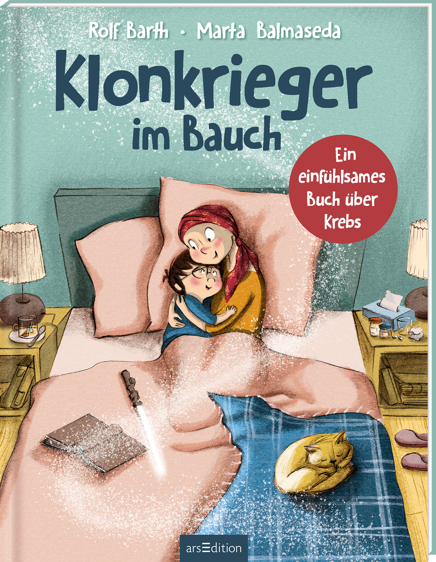 Das Buchcover zeigt eine sanfte, beruhigende Szenerie in einem Schlafzimmer. Im Mittelpunkt sitzen ein Kind und eine erwachsene Begleitperson, die sich liebevoll umarmen. Die Farben sind überwiegend in sanften Blau- und Beigetönen gehalten. Der Titel „Klonkrieger im Bauch“ ist in großen, klaren, blauen Buchstaben geschrieben und vermittelt eine fröhliche, zugängliche Atmosphäre. Ein roter Button verkündet: „Ein einfühlsames Buch über Krebs“. Ganz unten mittig steht der...