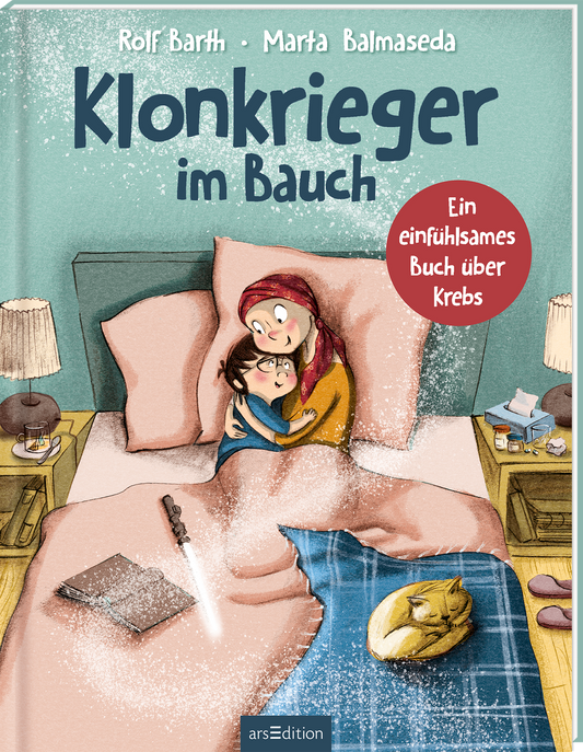 Das Buchcover zeigt eine sanfte, beruhigende Szenerie in einem Schlafzimmer. Im Mittelpunkt sitzen ein Kind und eine erwachsene Begleitperson, die sich liebevoll umarmen. Die Farben sind überwiegend in sanften Blau- und Beigetönen gehalten. Der Titel „Klonkrieger im Bauch“ ist in großen, klaren, blauen Buchstaben geschrieben und vermittelt eine fröhliche, zugängliche Atmosphäre. Ein roter Button verkündet: „Ein einfühlsames Buch über Krebs“. Ganz unten mittig steht der...
