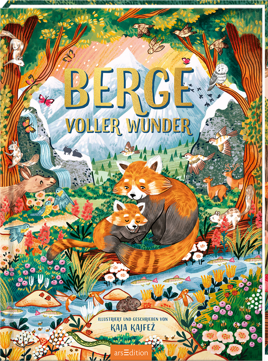 Das Buchcover zeigt eine bunte, lebendige Naturlandschaft mit Bergen im Hintergrund. In der Mitte sind zwei Fuchsjunge, die sich umeinander schlingen. Rundherum sind verschiedene Tiere und Pflanzen abgebildet, was eine fröhliche, harmonische Atmosphäre schafft. Der Titel „BERGE VOLLER WUNDER“ ist in großen, goldenen Buchstaben oben auf dem Cover platziert. Unten links steht der Hinweis „Illustriert und geschrieben von Kaja Kajfež“. Ganz unten mittig steht der Logoschriftzug von...