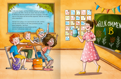 Gezeigt wird eine Innenseite von „Mutmurmeln für den ersten Schultag“. Die Illustration zeigt einen Klassenraum mit vier Kindern, die aufmerksam auf eine Lehrerin in einem pinken Kleid mit weißen Punkten schauen. Im Hintergrund hängt eine Tafel mit der Aufschrift „Willkommen 1 B“. Die Wände sind in warmen Gelbtönen gehalten, und durch das Fenster ist ein grüner Baum sichtbar. Die Kinder haben unterschiedliche Frisuren und tragen farbenfrohe Kleidung.