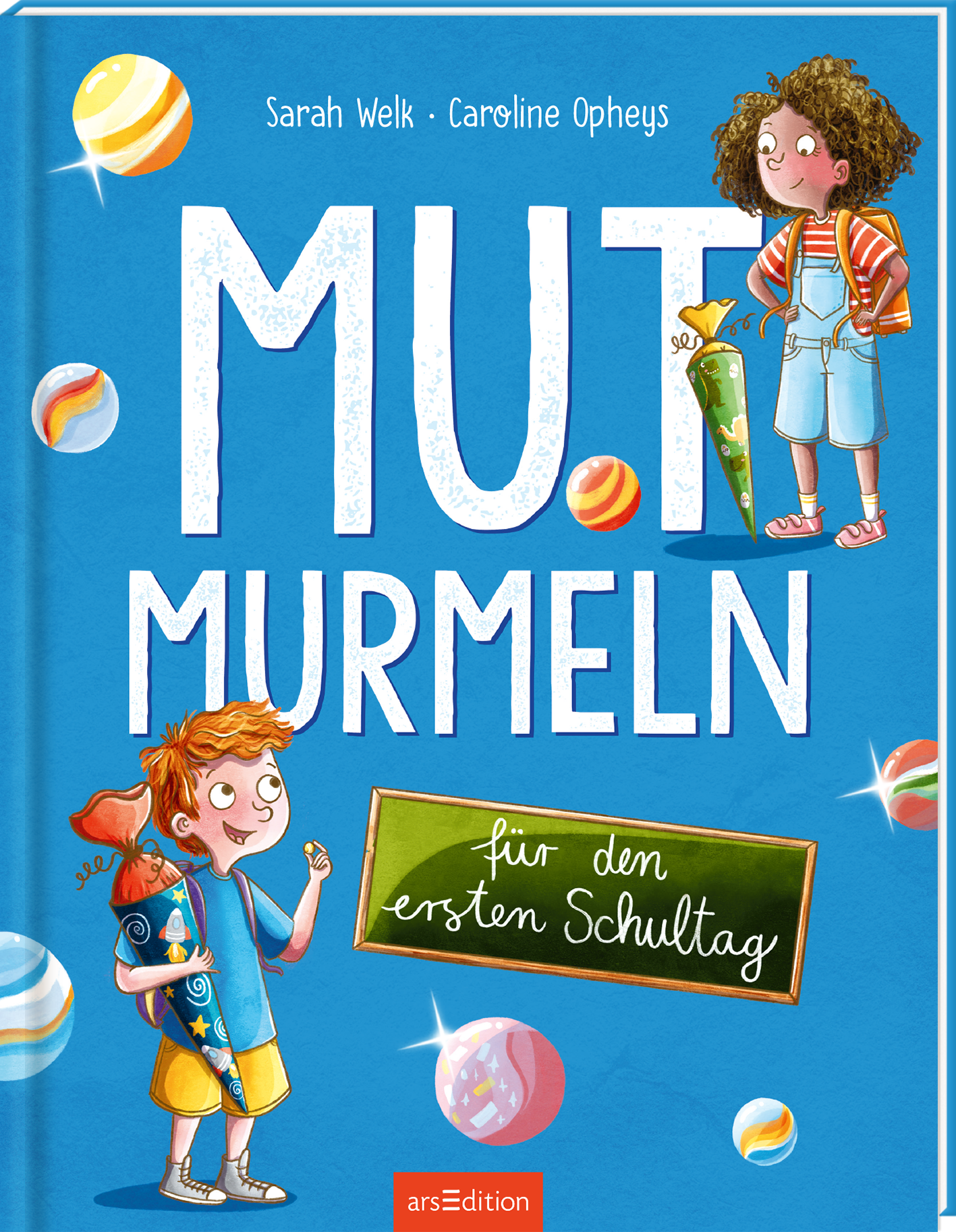 Das Buchcover zeigt auf einem strahlend blauen Hintergrund den Titel „Mutmurmeln“ in weißen Großbuchstaben. Darunter befindet sich der Untertitel „für den ersten Schultag“ auf einer kleineren Schultafel. Zwei fröhliche Kinder sind abgebildet. Unten links steht ein Junge mit rötlichem Haar, der eine Schultüte trägt und eine kleine Murmel in der Hand hält. Oben rechts ist ein Mädchen mit lockigem Haar abgebildet, die ebenfalls eine Schultüte und einen Schulranzen hat und zu dem...