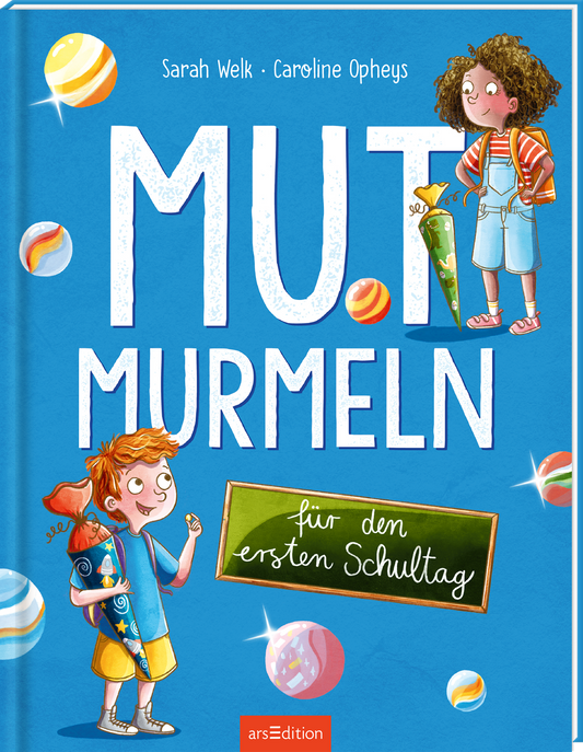 Das Buchcover zeigt auf einem strahlend blauen Hintergrund den Titel „Mutmurmeln“ in weißen Großbuchstaben. Darunter befindet sich der Untertitel „für den ersten Schultag“ auf einer kleineren Schultafel. Zwei fröhliche Kinder sind abgebildet. Unten links steht ein Junge mit rötlichem Haar, der eine Schultüte trägt und eine kleine Murmel in der Hand hält. Oben rechts ist ein Mädchen mit lockigem Haar abgebildet, die ebenfalls eine Schultüte und einen Schulranzen hat und zu dem...