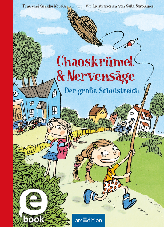 Das Buchcover zeigt eine farbenfrohe, humorvolle Illustration mit zwei Mädchen, die in einer lebhaften Szenerie mit Häusern und Bäumen stehen. Der Titel „Chaoskrümel &amp; Nervensäge“ ist in verspielter, großer Schrift in Blau dargestellt, während der Untertitel „Der große Schulstreich“ in einer kleineren, roten Schrift darunter platziert ist. Oben schwebt ein Hut, der für eine fröhliche Atmosphäre sorgt. Links ist ein rotes Seitenfeld zu sehen. Ganz unten mittig steht der...
