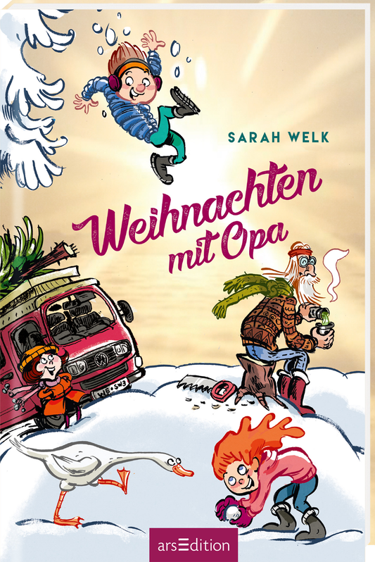 Auf dem Buchcover „Weihnachten mit Opa“ von Sarah Welk sind zwei Kinder in winterlicher Landschaft zu sehen, die fröhlich spielen. Der Opa hat lange Haare und einen grünen Schal. Er sitzt am Rand auf einem Baumstamm und trinkt ein heißes Getränk. Links hinten steht ein roter Bus mit einem Tannenbaum auf dem Dach. Der Titel ist verspielt in Pink gestaltet. Darüber steht der Name der Autorin Sarah Welk. Ganz unten mittig steht der Logoschriftzug von arsEdition.