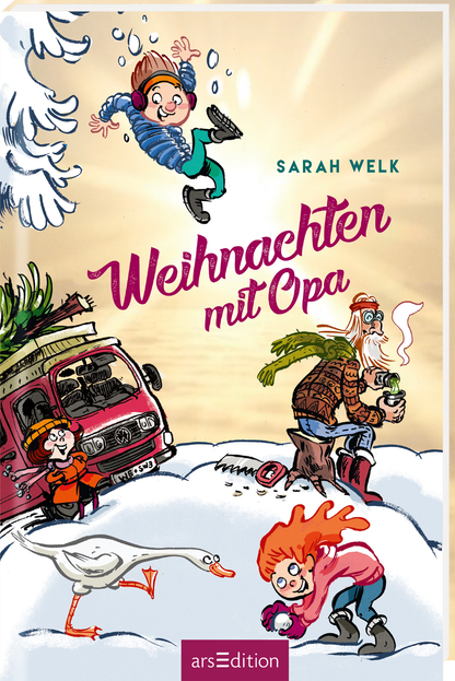 Auf dem Buchcover „Weihnachten mit Opa“ von Sarah Welk sind zwei Kinder in winterlicher Landschaft zu sehen, die fröhlich spielen. Der Opa hat lange Haare und einen grünen Schal. Er sitzt am Rand auf einem Baumstamm und trinkt ein heißes Getränk. Links hinten steht ein roter Bus mit einem Tannenbaum auf dem Dach. Der Titel ist verspielt in Pink gestaltet. Darüber steht der Name der Autorin Sarah Welk. Ganz unten mittig steht der Logoschriftzug von arsEdition.