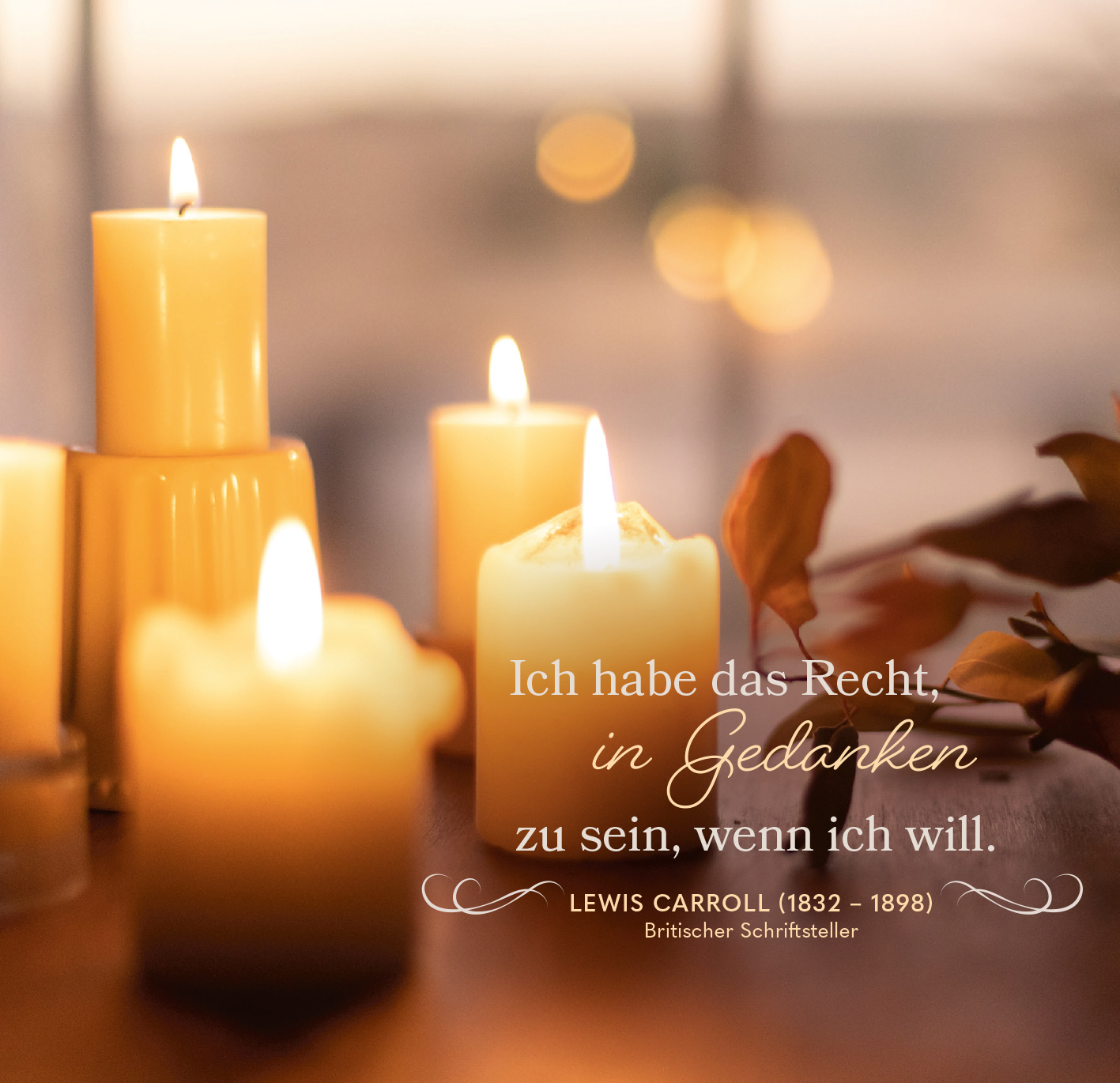 Gezeigt wird eine Innen- oder Zusatzansicht von „Die Welt ist ein Buch“. Die Darstellung zeigt mehrere Stumpenkerzen in verschiedenen Formen und Größen, die warmes, sanftes Licht erzeugen. Eine klare, elegante Typografie hebt das Zitat von Lewis Carroll hervor, wobei der Text in einer Mischung aus Schreibschrift und Serifen-Schrift gestaltet ist. Die Farbtöne sind überwiegend warm und neutral, unterstrichen von einem unscharfen, harmonischen Hintergrund, der eine ruhige Atmosphäre...