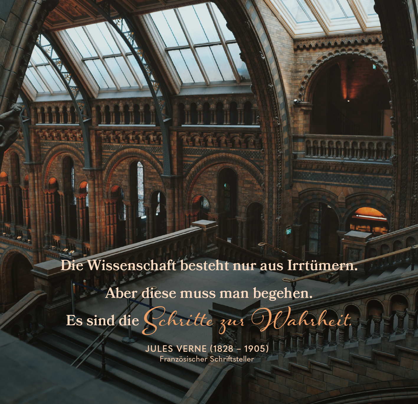 Gezeigt wird eine Innenansicht von „Die Welt ist ein Buch“. In einem historischen Gebäude dominieren warme Erdtöne und hohe, gewölbte Decken mit großen Fenstern, die Licht hereinlassen. Der zentrale Text in einer eleganten Serife hebt sich durch einen goldenen Farbton ab. Zitate von Jules Verne sind in verschiedenen Schriftgrößen platziert, wobei „Schritte zur Wahrheit“ in einer geschwungenen, künstlerischen Schrift hervorgehoben ist. Die Umgebung strahlt eine Atmosphäre von...