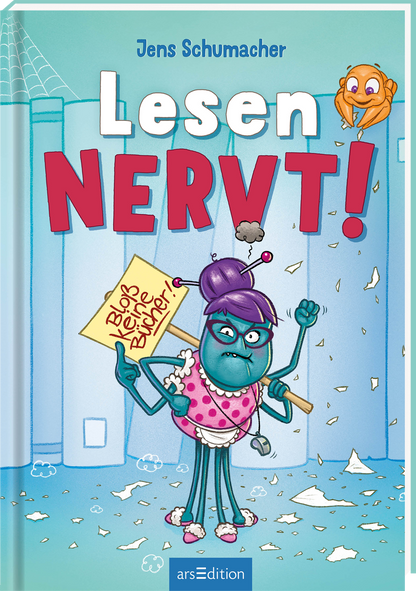 Das Buchcover zeigt eine blau-grüne Spinne mit lila Haaren und Brille. Sie trägt ein pinkes Kleid mit roten Punkten. In der Hand hält sie ein Schild mit der Aufschrift &quot;Bloß keine Bücher&quot; und verweist mit den anderen Händen auf den Titel „Lesen nervt!“. Im oberen Bereich sitzt eine gelbe, schelmische Figur, die einem Skorpion ähnelt und den Leser anlächelt. Der Hintergrund ist in Blautönen gehalten. Ganz unten mittig steht der Logoschriftzug von arsEdition.