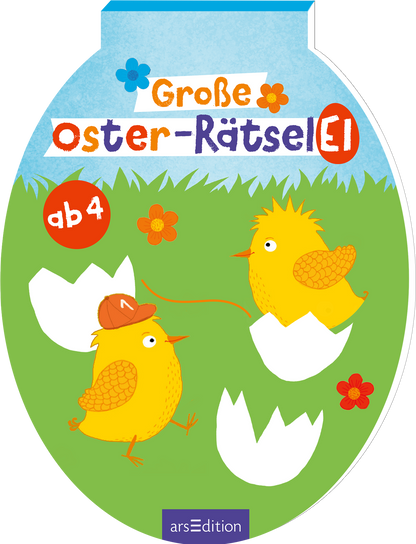 Das Buchcover zeigt ein ovales, blaues Design, das an ein Osterei erinnert. Oben steht in bunten Buchstaben „Große Oster-Rätsel“ und darunter ist die Altersangabe „ab 4“ in einem roten Kreis. Auf der grünen Wiese befinden sich zwei niedliche, gelbe Küken, die aus Eierschalen schlüpfen; eines trägt eine rote Mütze. Bunte Blumen und Grashalme ergänzen die fröhliche Atmosphäre. Ganz unten mittig steht der Logoschriftzug von arsEdition.