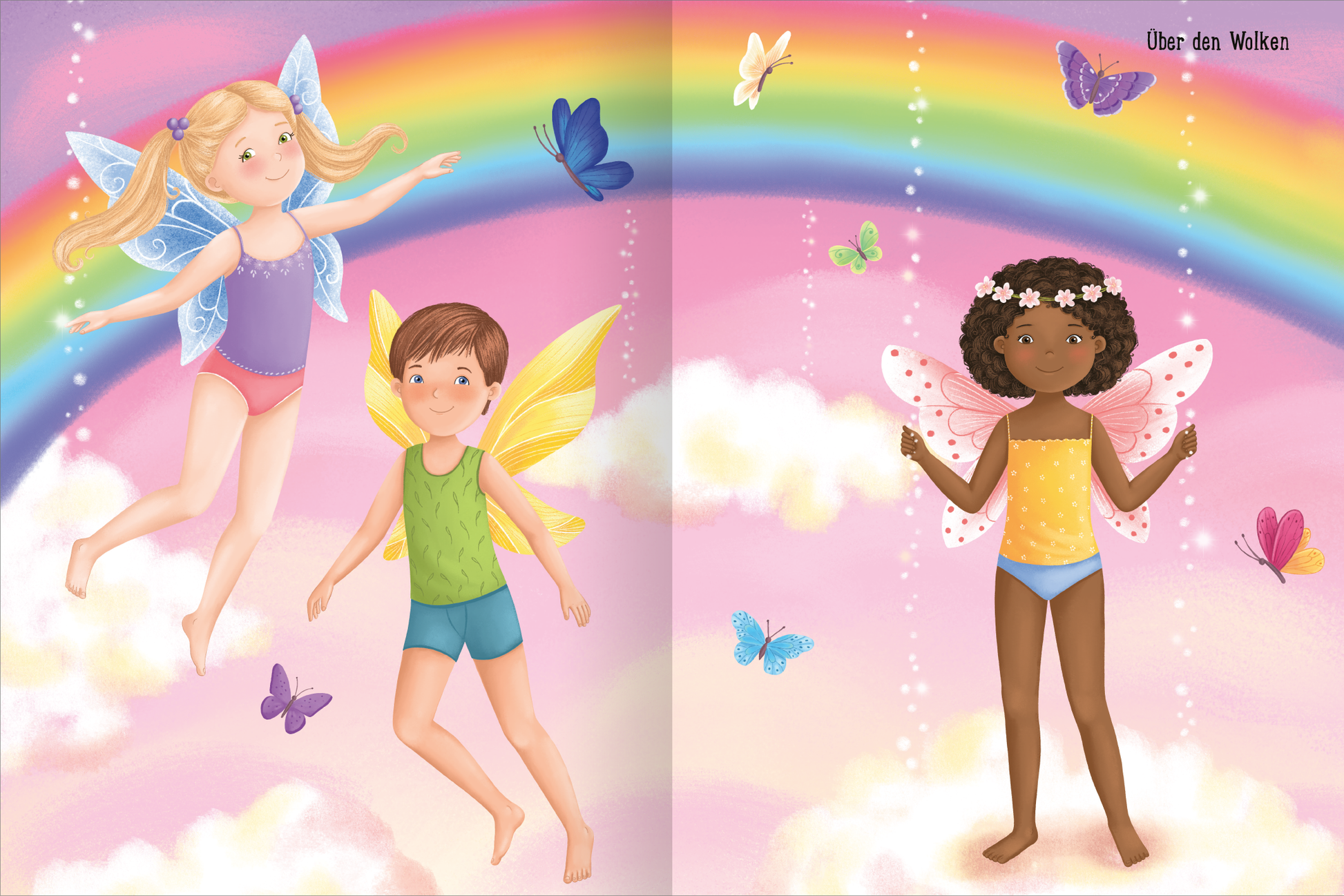 Gezeigt wird eine Innen- oder Zusatzansicht von „Erstes Stickern Anziehpuppen – Feen“. Die Abbildung zeigt drei Feen, die vor einem bunten Regenbogen und fluffigen Wolken fliegen. Zwei der Feen sind mit zarten Flügeln in Blau und Gelb bekleidet, die dritte trägt rosafarbene Flügel. Der Hintergrund ist in sanften Pastellfarben gehalten, überwiegend in Pink, mit bunten Schmetterlingen, die um die Figuren fliegen. Der Titel „Über den Wolken“ ist oben rechts in verspielter Schrift...