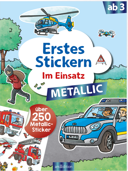 Das Buchcover zeigt eine bunte, cartoonhafte Szenerie mit einem Hubschrauber und einem Polizeiauto, umgeben von verschiedenen Einsatzfahrzeugen. In der Mitte steht der Titel „Erstes Stickern“ in großen blauen Buchstaben, darunter „Im Einsatz“ in roter Schrift. Ein auffälliger blauer Banner mit dem Wort „METALLIC“ hebt sich ab, während ein roter Kreis die Aufschrift „über 250 Metallic-Sticker“ enthält. Ganz unten mittig steht der Logoschriftzug von arsEdition.