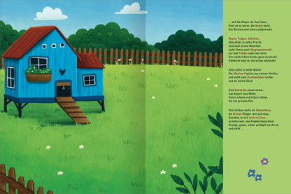 Gezeigt wird eine Innen- oder Zusatzansicht von „Mitmach-Stickerbuch – Henni, die kleine Henne“. Die Illustration zeigt ein blaues Hühnerhaus mit rotem Dach, umgeben von grünem Gras und einem Holzzaun. Weiß-blühende Pflanzen sind im Vordergrund sichtbar. Der Himmel ist leicht bewölkt, und im Hintergrund sind grüne Bäume zu sehen. Die freundliche, klare Farbgebung und verspielte Typografie schaffen eine einladende Atmosphäre für junge Leser.