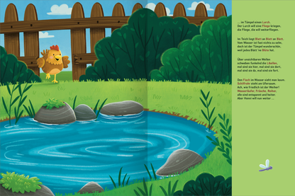 Gezeigt wird eine Innen- oder Zusatzansicht von „Mitmach-Stickerbuch – Henni, die kleine Henne“. Die Illustration zeigt eine fröhliche Henne, die in einem grünen Garten steht, umgeben von dichten Büschen und einem Holzzaun. Ein schimmernder Teich mit runden Steinen ist im Vordergrund zu sehen, umrahmt von lebendigem Gras. Die dominierenden Farben sind ein leuchtendes Grün, sanftes Blau und warme Erdtöne. Auf der rechten Seite befindet sich ein Textfeld mit freundlicher, klarer...