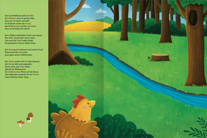 Gezeigt wird eine Innen- oder Zusatzansicht von „Mitmach-Stickerbuch – Henni, die kleine Henne“. Die Illustration zeigt eine lebendige Waldlandschaft mit grünen Bäumen und einer ruhigen blauen Wasserstraße, die sich durch die Szene schlängelt. Am unteren Rand befindet sich eine freundlich wirkende kleine Henne in warmen Gelb- und Brauntönen. Die Textgestaltung ist klar und leicht lesbar, mit gutem Kontrast auf dem Hintergrund in sanften Farben.