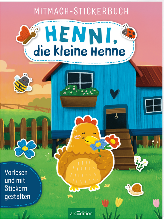 Das Cover des Buches „Henni, die kleine Henne“ zeigt eine fröhliche Henne, die Blumen hält, vor einem farbenfrohen, blauen Haus. Der Himmel ist in sanften Orange- und Rosatönen gehalten, was eine fröhliche Atmosphäre schafft. Der Titel ist in großen, bunten Buchstaben oberhalb der Henne platziert. Unten auf dem Cover steht der Hinweis „Vorlesen und mit Stickern gestalten“. Ein SPIEGEL-Bestseller-Button ist integriert. Ganz unten mittig steht der Logoschriftzug von arsEdition.