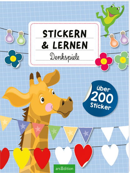Das Cover zeigt eine fröhliche, cartoonhafte Giraffe mit großen, leuchtenden Augen im Vordergrund. Im Hintergrund sind bunte Wimpel und Blumen in leuchtenden Farben arrangiert, um eine spielerische Atmosphäre zu erzeugen. Oben in der Mitte steht der Titel „STICKERN &amp; LERNEN“ in klarer, schwarzer Typografie, darunter folgt „Denks Spiele“. In der unteren rechten Ecke befindet sich ein blauer Button mit dem Text „über 200 Sticker“. Ganz unten mittig steht der Logoschriftzug von...