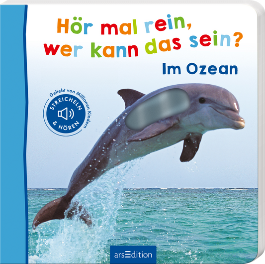 Das Buchcover zeigt einen umspringenden Delfin vor einem türkisfarbenen Ozean. Der Titel „Hör mal rein, wer kann das sein?“ in bunten, fröhlichen Buchstaben ist gut lesbar platziert. Darunter steht der Untertitel „Im Ozean“ in dunkler Schrift. Ein blauer Button mit dem Text „STREICHELN & HÖREN“ ist in der rechten unteren Ecke sichtbar. Ganz unten mittig steht der Logoschriftzug von arsEdition.