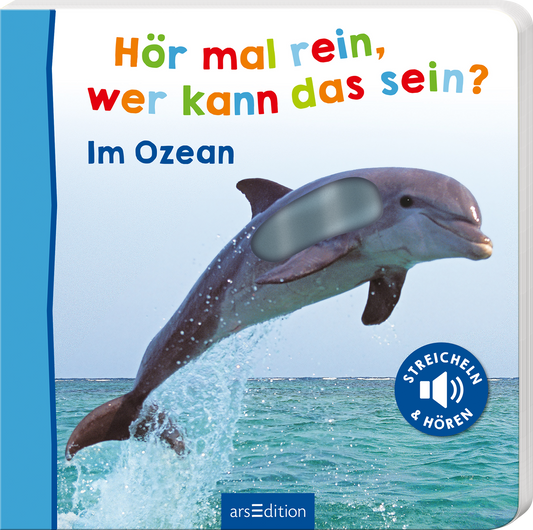 Das Buchcover zeigt einen umspringenden Delfin vor einem türkisfarbenen Ozean. Der Titel „Hör mal rein, wer kann das sein?“ in bunten, fröhlichen Buchstaben ist gut lesbar platziert. Darunter steht der Untertitel „Im Ozean“ in dunkler Schrift. Ein blauer Button mit dem Text „STREICHELN &amp; HÖREN“ ist in der rechten unteren Ecke sichtbar. Ganz unten mittig steht der Logoschriftzug von arsEdition.