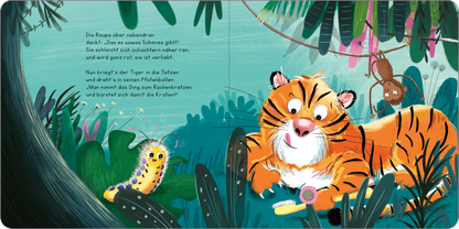 Gezeigt wird eine Innenansicht von „Zahnputzparty im Dschungel“. Die Seite präsentiert einen lebhaften Dschungel mit üppiger, grüner Vegetation. Im Vordergrund sitzt ein freundlicher, orangefarbener Tiger, der aufmerksam auf eine lustige Raupe schaut. Diese ist mit auffälligen grünen und gelben Streifen gezeichnet. Im Hintergrund schwingt ein kleiner Affe zwischen den Ästen. Die Schrift ist kindgerecht und klar, in verspielter Typografie mit großem Kontrast zu den farbenfrohen...