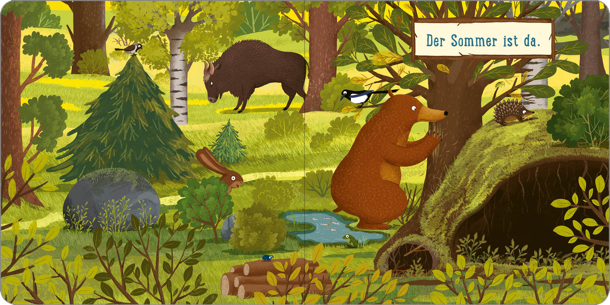 Gezeigt wird eine Innen- oder Zusatzansicht von „Ein Tag im Wald: Kleiner Bär“. Die Szene zeigt eine sommerliche Waldlandschaft mit lebhaften Grüntönen und bunten Pflanzen. Im Vordergrund ist ein brauner Bär zu sehen, der neugierig an einem Baum schnüffelt. Um ihn herum sind ein Hase, ein Igel und eine Elster abgebildet. Hinter ihnen grasen zwei Tiere, während ein kleiner Teich in der Mitte der Szene glitzert. Der Text „Der Sommer ist da“ ist in einer freundlichen, blauen Schrift...