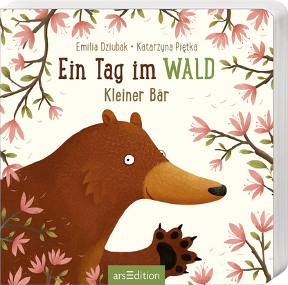 Das Cover zeigt einen freundlichen, braunen Bären, der auf der linken Seite abgebildet ist. Um ihn herum blühen zarte pinke Blüten und grüne Blätter, die eine einladende Waldatmosphäre schaffen. Der Titel „Ein Tag im WALD“ steht in verspielter Schrift, wobei „WALD“ in kräftigem Grün hervorgehoben ist. Darunter steht in kleinerer Schrift „Kleiner Bär“. Oben rechts befinden sich die Namen der Autorinnen Emilia Dziubak und Katarzyna Piętka. Ganz unten mittig steht der...