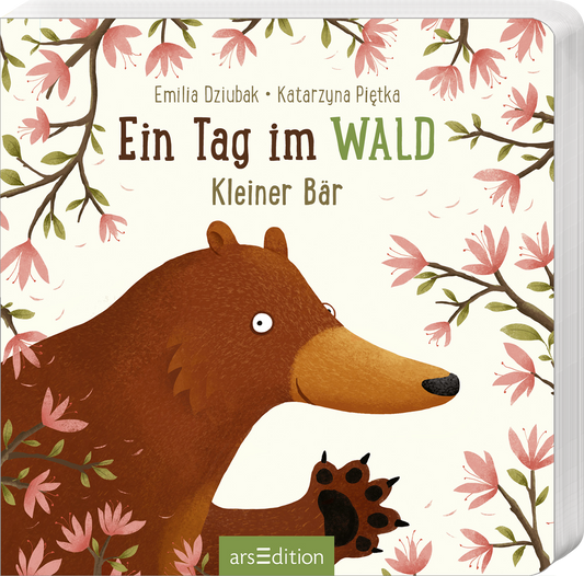 Das Cover zeigt einen freundlichen, braunen Bären, der auf der linken Seite abgebildet ist. Um ihn herum blühen zarte pinke Blüten und grüne Blätter, die eine einladende Waldatmosphäre schaffen. Der Titel „Ein Tag im WALD“ steht in verspielter Schrift, wobei „WALD“ in kräftigem Grün hervorgehoben ist. Darunter steht in kleinerer Schrift „Kleiner Bär“. Oben rechts befinden sich die Namen der Autorinnen Emilia Dziubak und Katarzyna Piętka. Ganz unten mittig steht der...