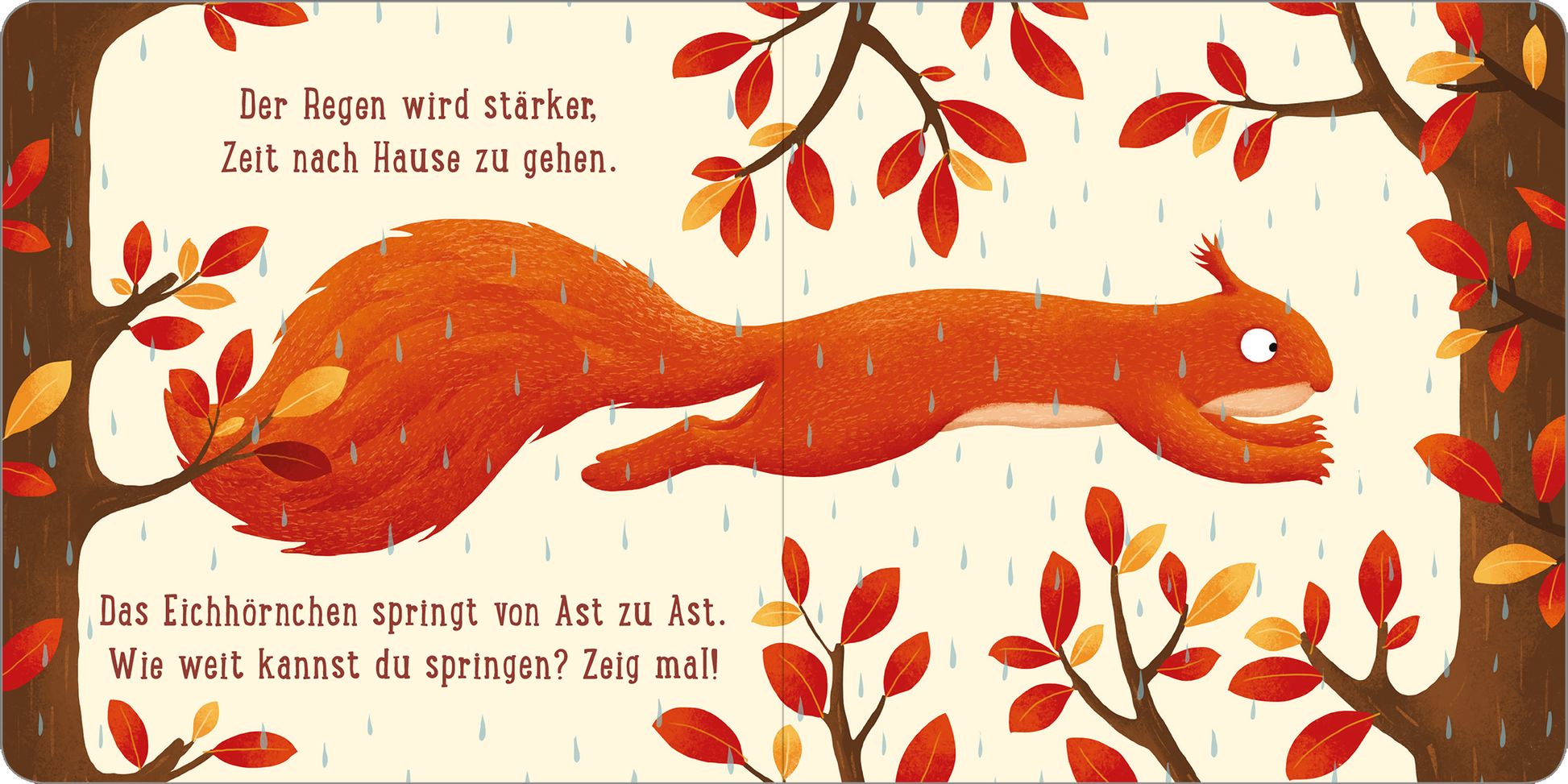 Gezeigt wird eine Innen- oder Zusatzansicht von „Ein Tag im Wald: Kleines Eichhörnchen“. Die Illustration zeigt ein lebhaftes, orangefarbenes Eichhörnchen, das durch den Regen springt. Hellbraune Äste mit bunten Blättern rahmen das Bild ein, während silberne Regentropfen herabfallen. Der Text in klarer, gut lesbarer Schrift informiert über den Regen und die Sprungfähigkeit des Eichhörnchens, er ist in schwarzen und blauen Farben gehalten, wodurch er kontrastreich und ansprechend...