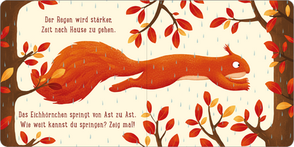 Gezeigt wird eine Innen- oder Zusatzansicht von „Ein Tag im Wald: Kleines Eichhörnchen“. Die Illustration zeigt ein lebhaftes, orangefarbenes Eichhörnchen, das durch den Regen springt. Hellbraune Äste mit bunten Blättern rahmen das Bild ein, während silberne Regentropfen herabfallen. Der Text in klarer, gut lesbarer Schrift informiert über den Regen und die Sprungfähigkeit des Eichhörnchens, er ist in schwarzen und blauen Farben gehalten, wodurch er kontrastreich und ansprechend...