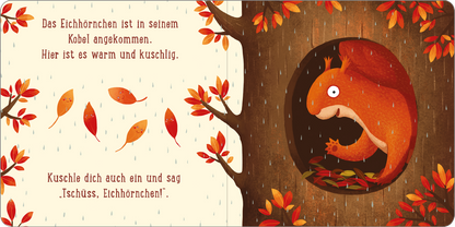 Gezeigt wird eine Innen- oder Zusatzansicht von „Ein Tag im Wald: Kleines Eichhörnchen“. Im Vordergrund ist ein orangefarbenes Eichhörnchen in seinem Kobel zu sehen, umgeben von herbstlich bunten Blättern in Rot- und Gelbtönen. Die runden, freundlichen Augen des Eichhörnchens blicken neugierig nach außen. Links steht in klarer, gut lesbarer Schrift der Text: „Das Eichhörnchen ist in seinem Kobel angekommen. Hier ist es warm und kuschlig.“ Rechts folgt: „Kuschel dich auch ein...