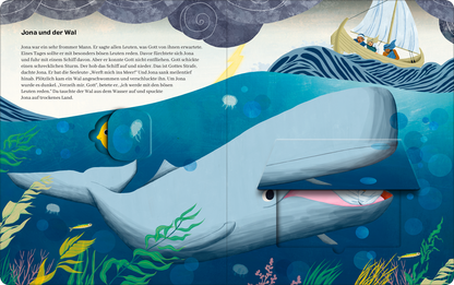 Gezeigt wird eine Innen- oder Zusatzansicht von „Meine große Taufbibel mit Klappen“. Die Illustration zeigt die biblische Geschichte von Jona und dem Wal, eingebettet in eine farbenfrohe Unterwasserwelt. Dominierende Farben sind Blau- und Grüntöne, die das Meer darstellen, während ein großer, lächelnder Wal im Vordergrund zu sehen ist. Über ihm schwebt ein kleines Boot mit Figuren. Die Typografie für den Textabschnitt oben ist medial lesbar, in einer klaren, modernen Schriftart...