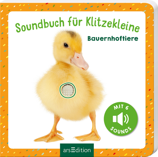 Ein gelbes Küken steht im Mittelpunkt des Covers, umgeben von einem orangefarbenen Rahmen mit bunten Punkten. Oben in geschwungener grüner Schrift steht „Soundbuch für Klitzekleine“, während darunter in blauer Schrift „Bauernhoftiere“ geschrieben steht. Ein runder grüner Button mit der Aufschrift „MIT 6 SOUNDS“ befindet sich unten rechts. Ganz unten mittig steht der Logoschriftzug von arsEdition.