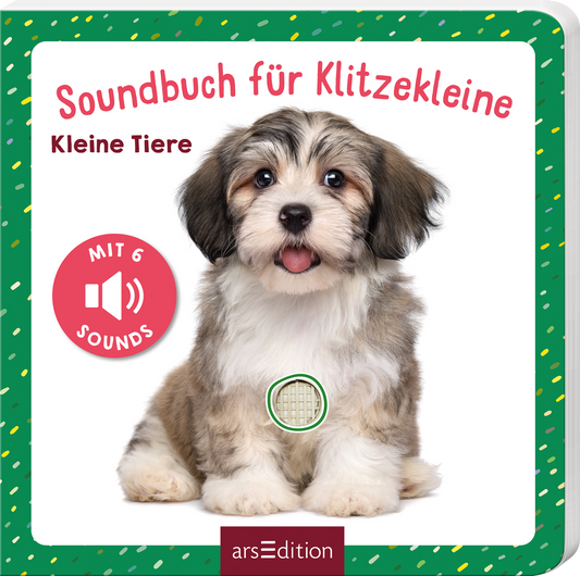 Das Buchcover zeigt einen süßen, flauschigen Hundewelpen auf einem weißen Hintergrund. Der Titel „Soundbuch für Klitzekleine“ ist in fröhlicher, roter Schrift oberhalb des Bildes platziert, während darunter „Kleine Tiere“ in einer einfacheren Schriftart steht. In der oberen linken Ecke befindet sich ein roter Button mit dem Text „MIT 6 SOUNDS“. Die grüne Umrandung ist mit bunten Punkten verziert, was das Cover lebhaft und einladend erscheinen lässt. Ganz unten mittig steht...