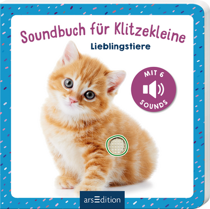 Das Buchcover zeigt ein süßes, orangefarbenes Kätzchen mit großen, neugierigen Augen in der Mitte. Der Titel „Soundbuch für Klitzekleine“ ist in freundlichen, verspielten Buchstaben in Pink und Blau gestaltet. Unter dem Titel steht „Lieblingstiere“ in einer einfachen Schriftart. Oben rechts befindet sich ein violetter Button mit dem Text „MIT 6 SOUNDS“. Der Hintergrund ist mit bunten Punkten in verschiedenen Farben gestaltet. Ganz unten mittig steht der Logoschriftzug von...